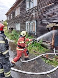Двухэтажный жилой дом загорелся в Мурманске сегодня днем