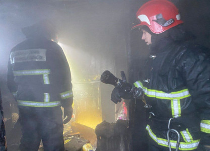 Из пожара в девятиэтажном доме в Никеле спасены два человека