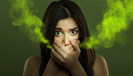 Ложка и кусок полиэтилена: домашний тест на проверку неприятного запаха изо рта за 1 минуту — как не отпугнуть окружающих зловонным дыханием