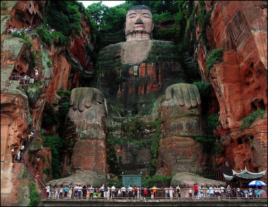 В Китае турист помочился на самую большую в мире статую Будды — расплата не заставила себя ждать