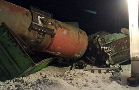 «С рельсов сошли 12 вагонов»: пьяный машинист спровоцировал столкновение двух поездов в Челябинской области