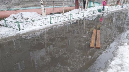 «Осталось купить байдарку»: в Кандалакше затопило целый двор