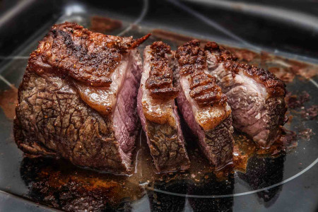 Жёсткое, как подошва, мясо станет пуховым: Замочите его в этом суперском маринаде — раскрыт секрет поваров