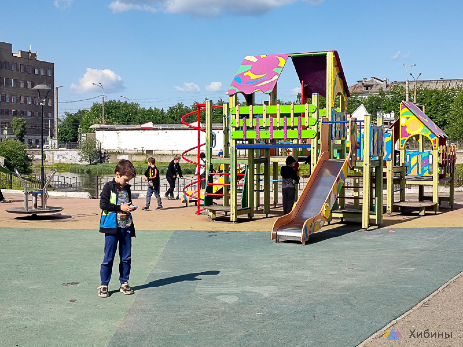 Строительство 30 детских площадок в Мурманске закончится до конца мая