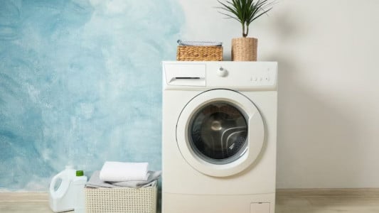 Налёт, плесень и неприятные запахи уйдут: вот чем нужно очистить стиральную машину — продлите работоспособность техники
