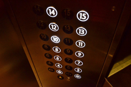«Это точно предмет уголовного разбирательства»: губернатор Заполярья Чибис прокомментировал ситуацию с лифтами в Североморске