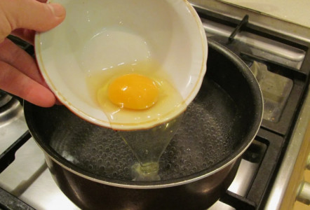 Просто выливаю сырые яйца в кипяток: Получаю невероятную вкуснятину — домашние пищат от восторга и просят еще