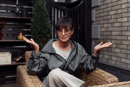 Огонь-баба: 69-летняя политики Ирина Хакамада разделась и заставила россиян нервно выдохнуть